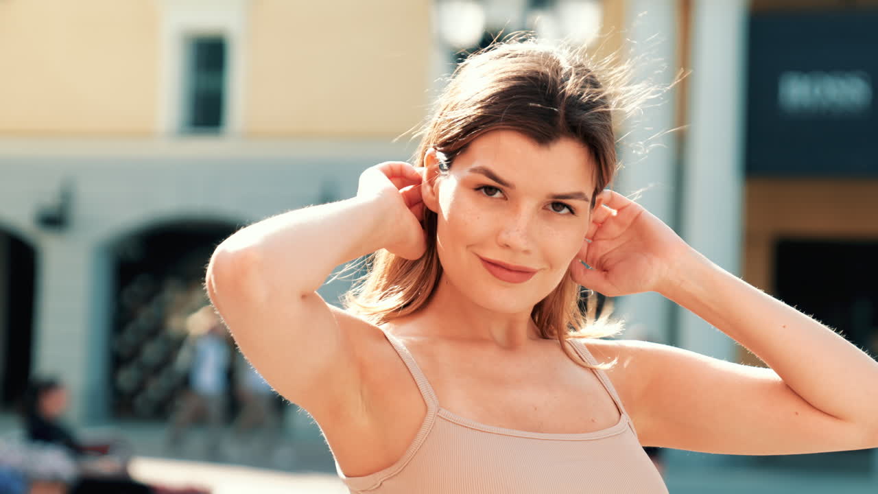 도시에서 웃는 여자