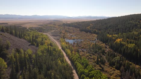 volando sobre un camino de tierra con estanques de castores