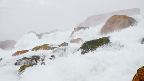 泡沫水撞到岩石上