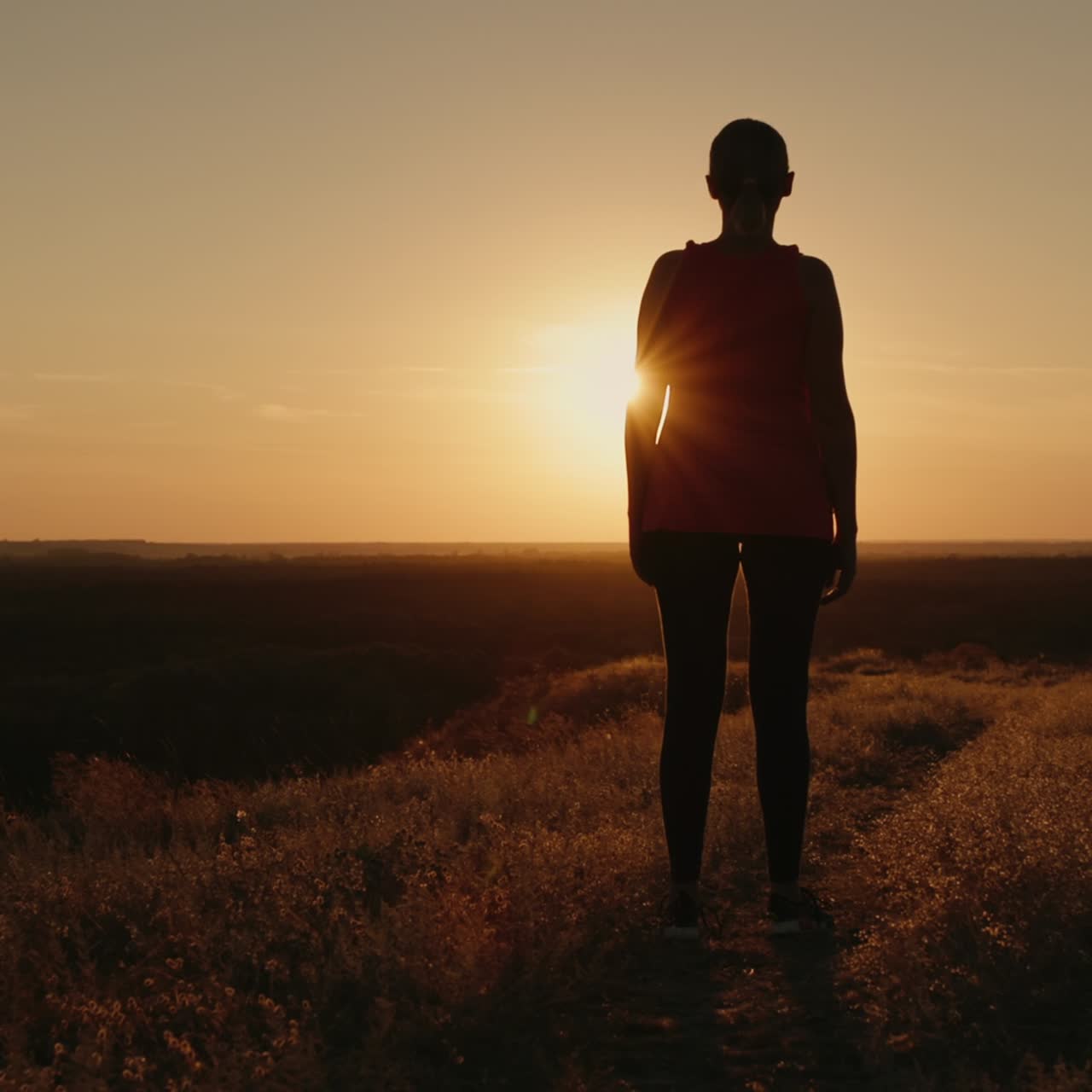 silueta de mujer delgada en el sol poniente 1