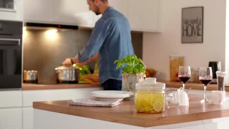 Pareja-Joven-En-La-Cocina