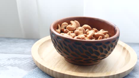 nueces de caju en un tazón en la mesa