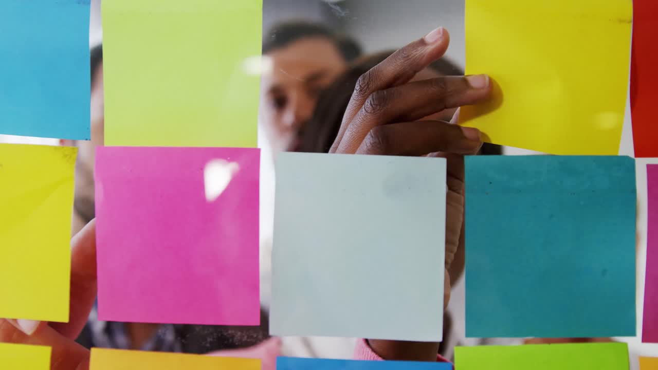 gente de negocios mirando notas adhesivas