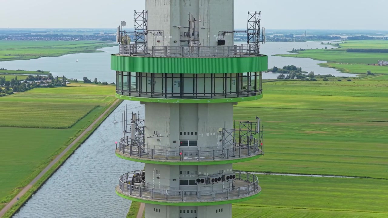 Hücresel antenlerini ve modern mimarisini gözler önüne seren, Alticom kulesi olarak da bilinen Ijsselmuiden radyo kulesinin muhteşem havadan görünümü.