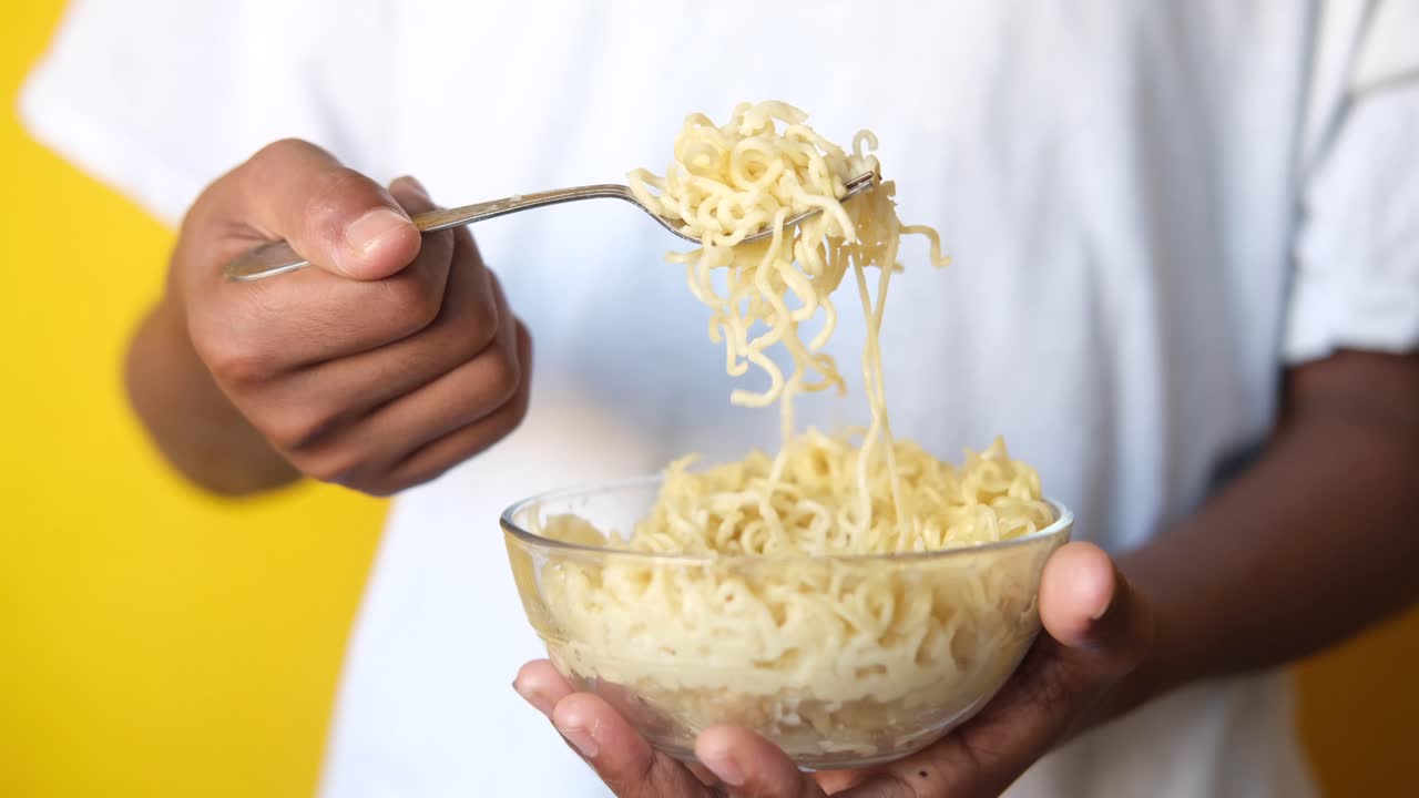 인스턴트 누들 (instant noodles) 을 먹는 사람