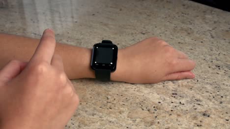 Hände-Mit-Smartwatch