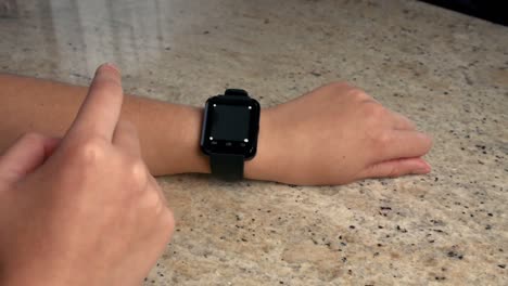 manos usando el smartwatching