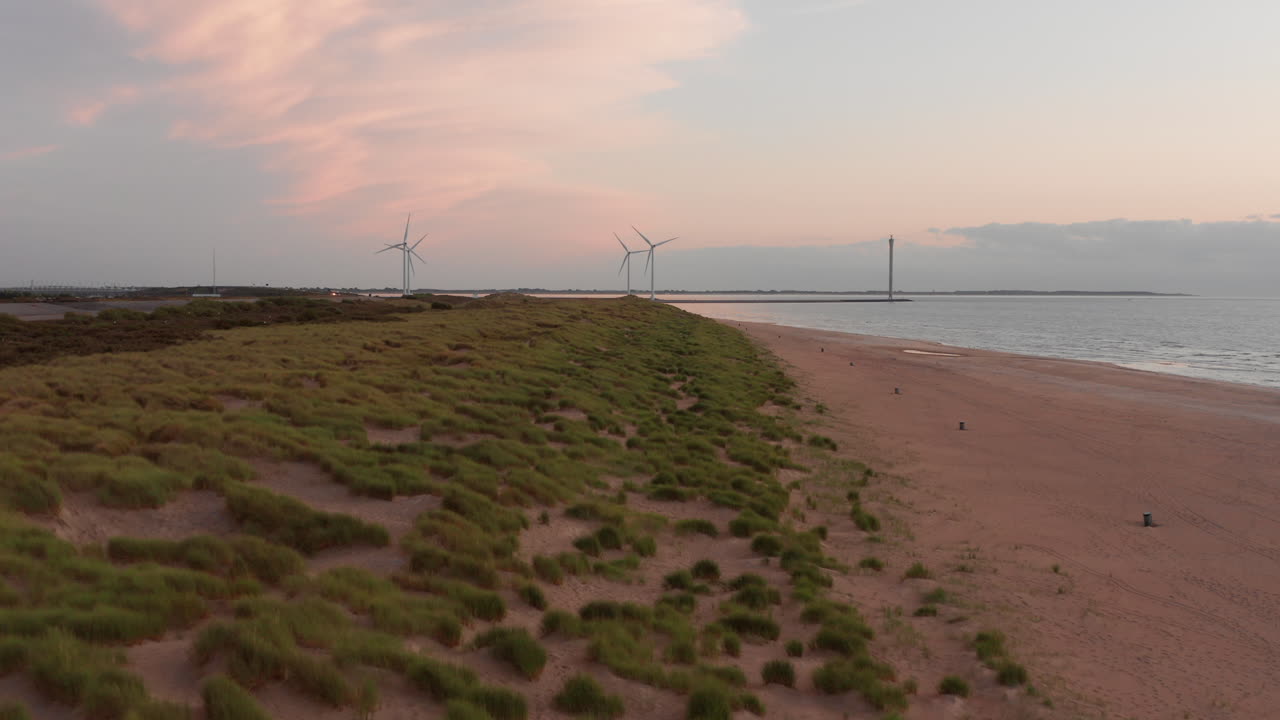 пляж острова нельтье янс, нидерланды, во время заката солнца летом