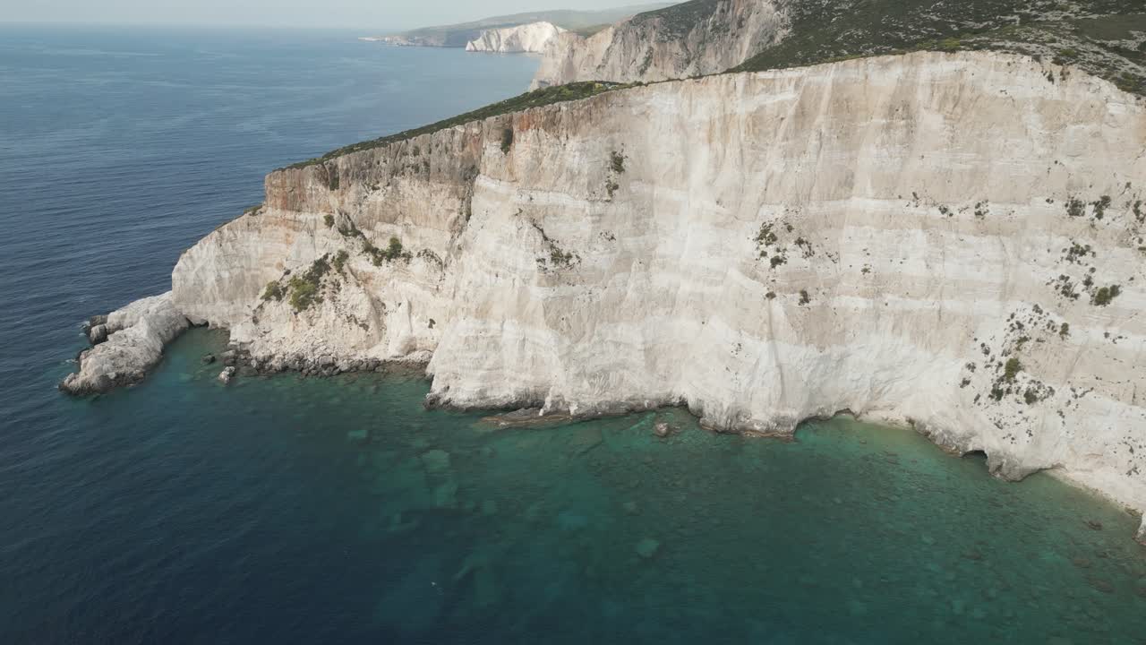 laguna azul de roca blanca con barcos de placer turísticos