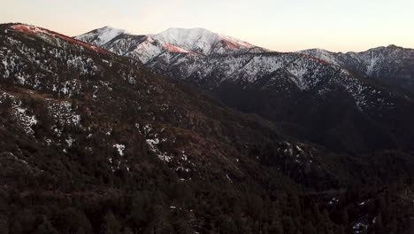 vistas a las montañas nevadas al atardecer en las montañas de san gabriel del sur de california