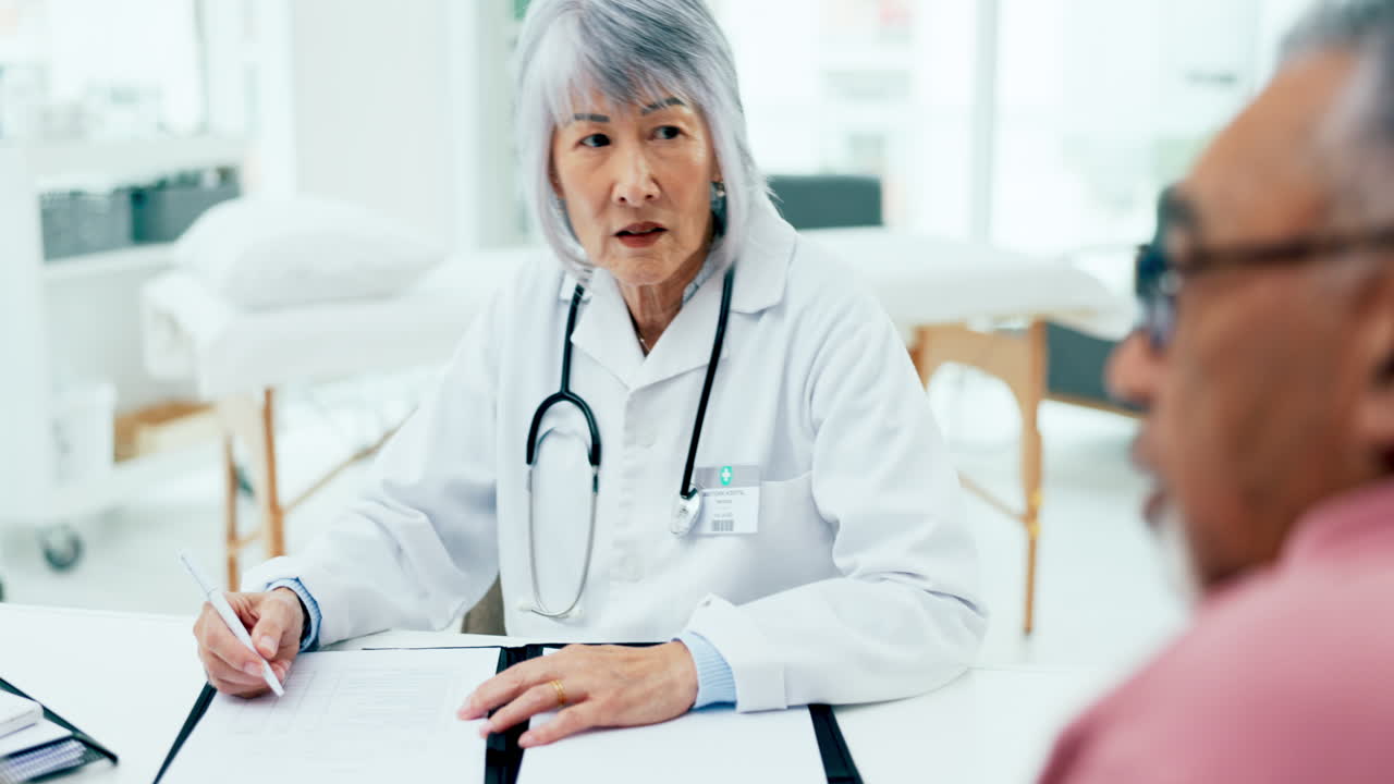 医者 ⁇ 女性 ⁇ そしてメモを持ったカップルとの会合