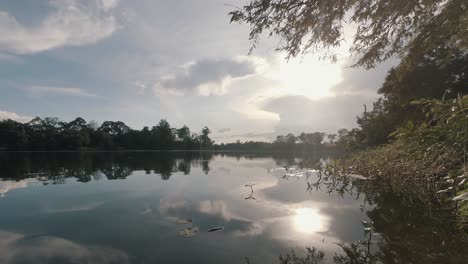 Großer-Zeitraffer-Am-See-In-Der-Nähe-Von-Angkor-Wat-Kurz-Vor-Sonnenuntergang