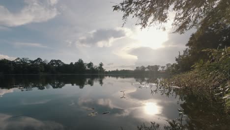 Gran-Lapso-De-Tiempo-Junto-Al-Lago-Cerca-De-Angkor-Wat-Cerca-De-La-Puesta-Del-Sol