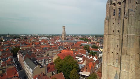 Brujas-Bélgica-Ciudad-Medieval-Disparo-Con-Drone-Destino-De-Viaje-Casco-Antiguo-Pintoresco