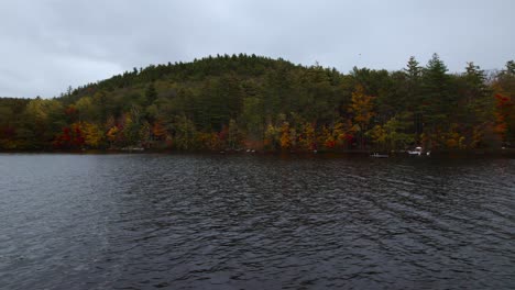 Drohne-Gleitet-über-Den-Kühlen-See-In-Der-Herbstlichen-Pracht-Von-Maine