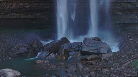 Majestuosa-Cascada-Que-Cae-Sobre-Acantilados-Rocosos-Hasta-Una-Piscina-Serena