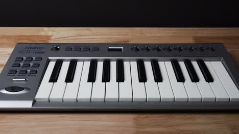 Langsames-Vergrößern-Einer-Midi-Tastatur-Von-Oben