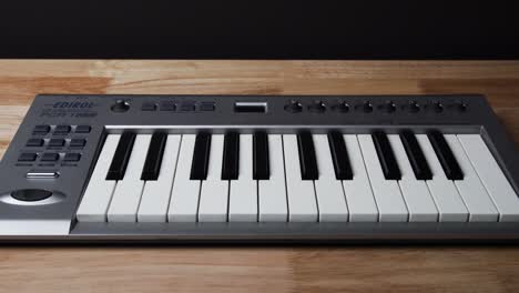 zoom lento en un teclado midi desde la parte superior