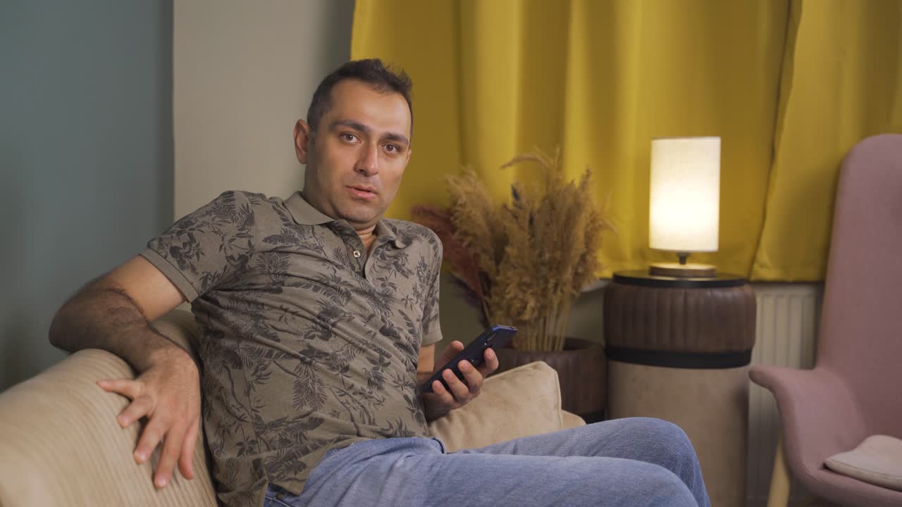 hombre mirando a la cámara con ojos cobardes.