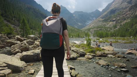 mujer mochilera explorando el alpe ventina lugar pintoresco en italia - ancho