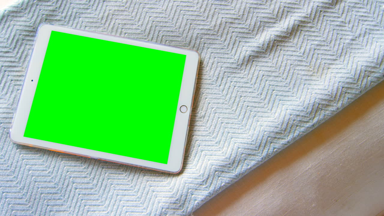 primer plano de una tableta digital en la mesa en casa 4k