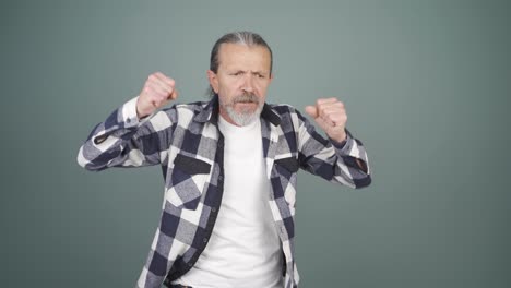 un hombre que tiene un colapso nervioso frente a la cámara.