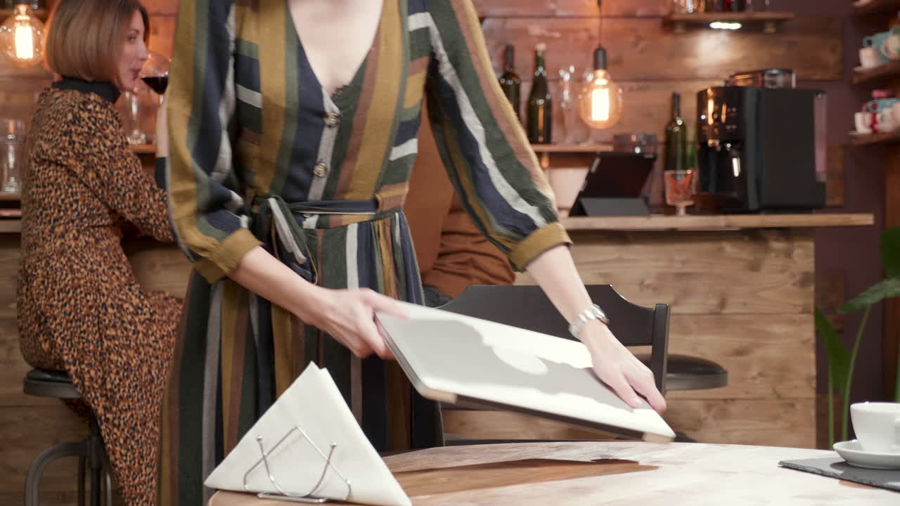 personas que trabajan en un café