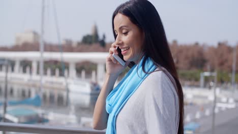 mujer mirando por encima del hombro mientras habla por teléfono