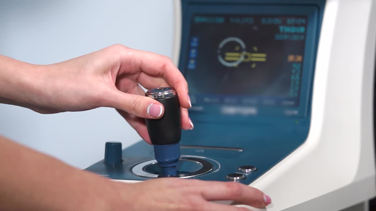 의료 진단 이미징 장비를 운영하는 여성