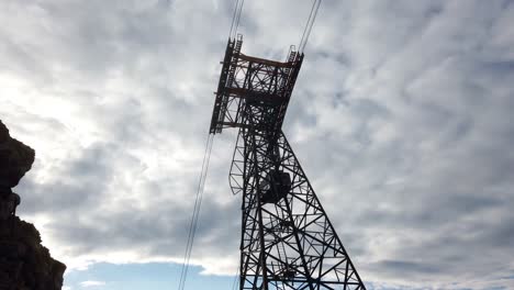 Hochalpine-Seilbahn,-Die-Von-Einem-Berggipfel-Der-Zugspitze-Ins-Tal-Fährt