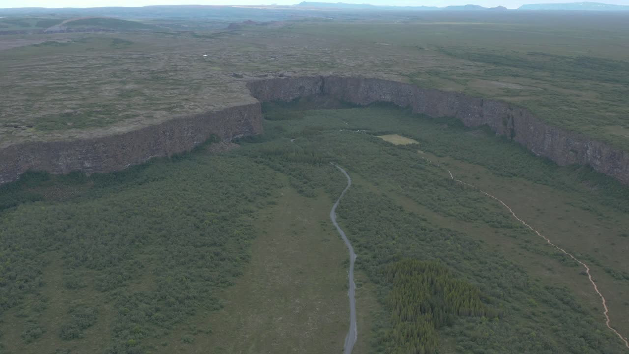 знаменитый лесной каньон асбырги с отвесными скалами, вид сверху, исландия