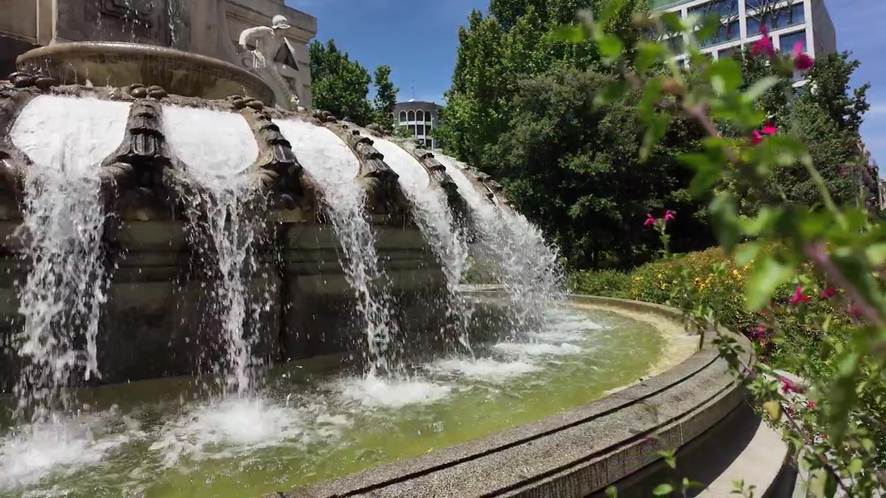 Vista en movimiento de la fuente de agua en el Monumento a Miguel de Cervantes en la Plaza de España en Madrid.