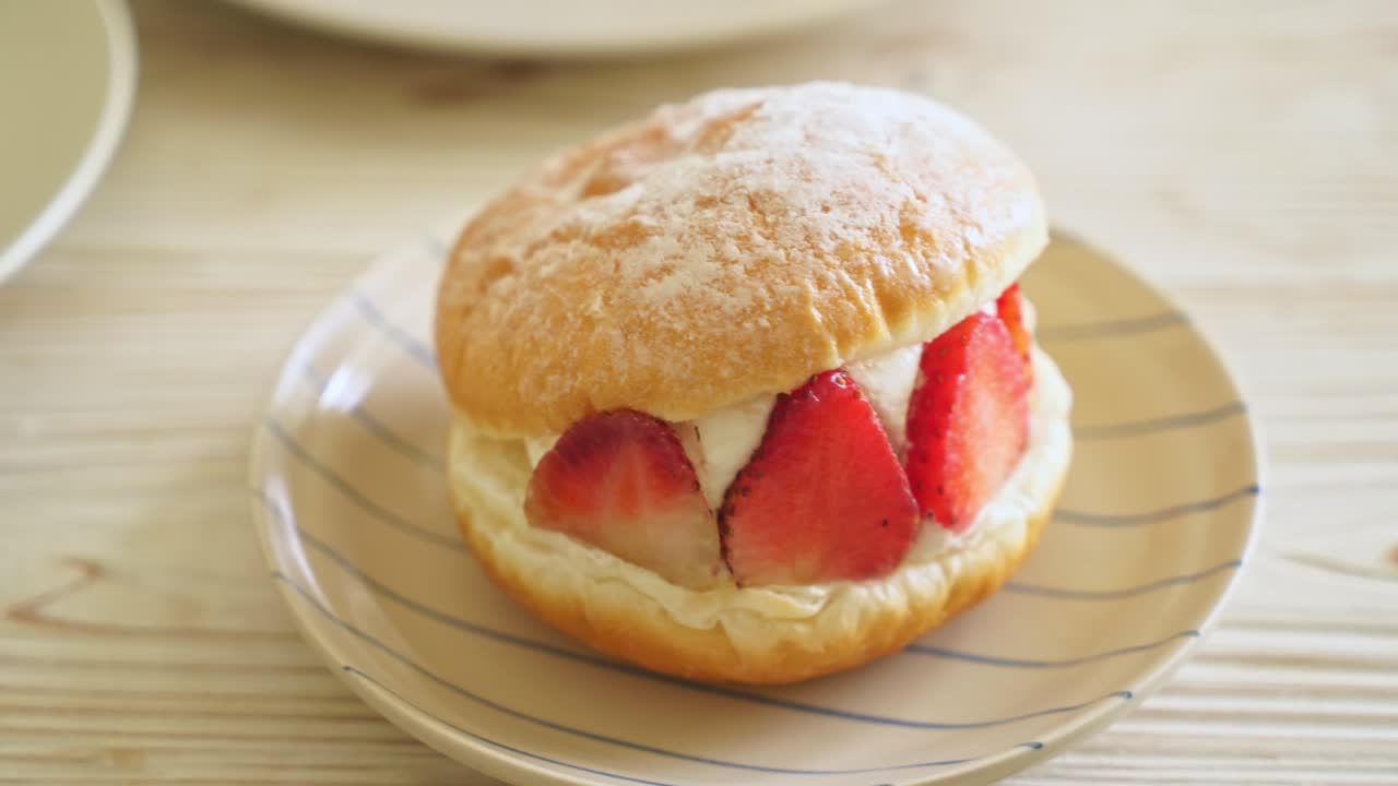 moritozzo いちごクリームチーズ or ドーナツバーガー いちごと生クリームチーズ