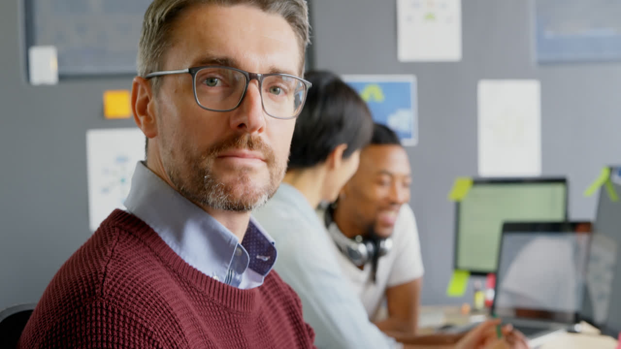 ejecutivo masculino mirando a la cámara en la oficina 4k