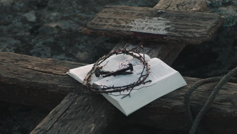 símbolos religiosos en una cruz de madera