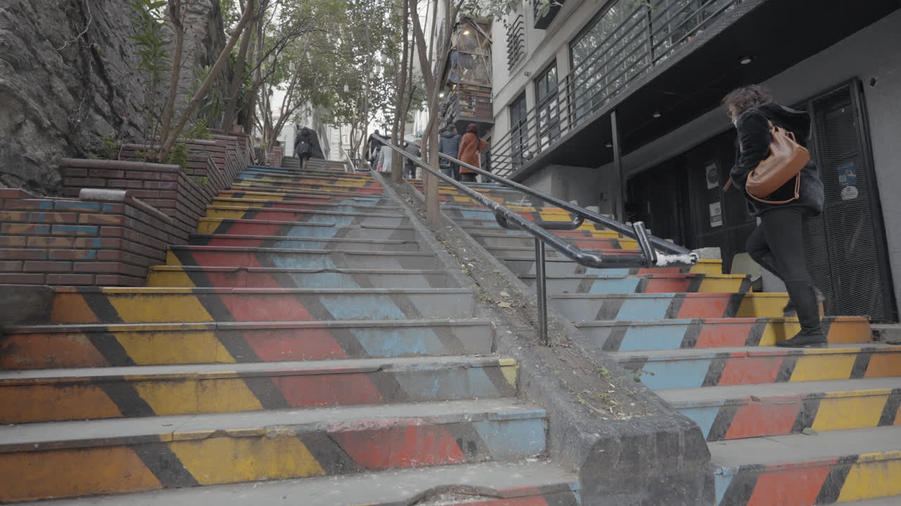escaleras pintadas de colores en una ciudad