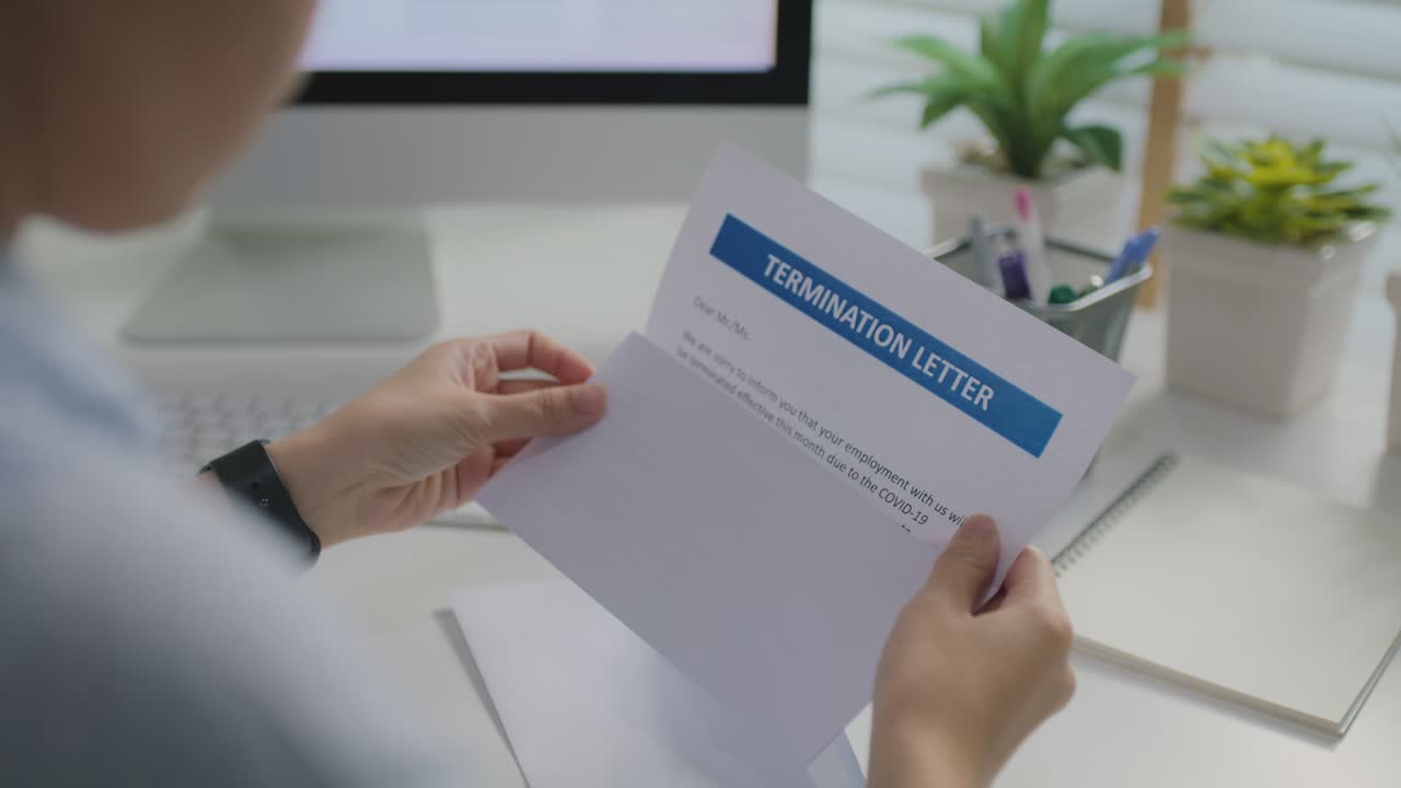 niña distante trabajo remoto molesto perdido después de leer malas noticias carta de despido.