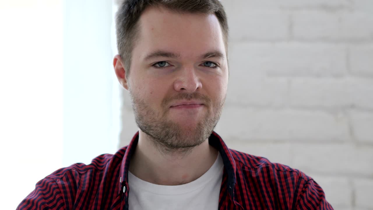 no, el joven no le gusta sacudiendo la cabeza, rechazando