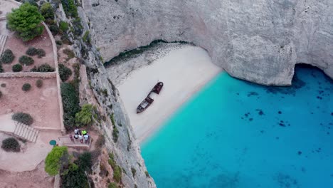 Touristen,-Die-Schiffswrack-Von-Der-Klippe-Sehen