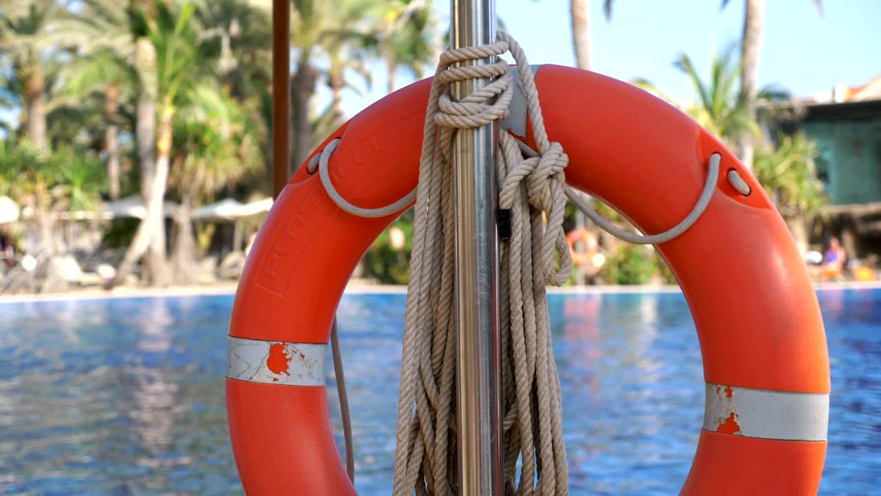 спасательная буя в тропическом курорте в 4k замедленном движении 60 кадров в секунду