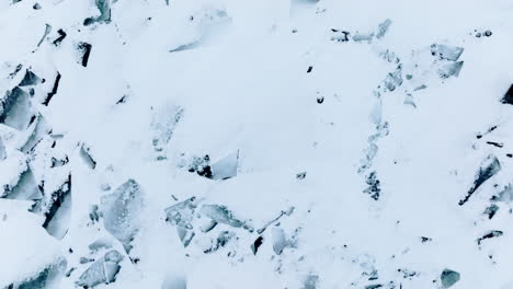 tomada de un avión no tripulado del lago congelado de michigan volando de lado revelando nuevas e interesantes formaciones de hielo