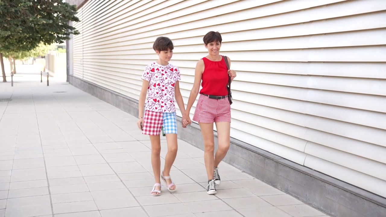 Giovani donne alla moda passeggiano in città godendosi insieme uno stile di vita spensierato e informale