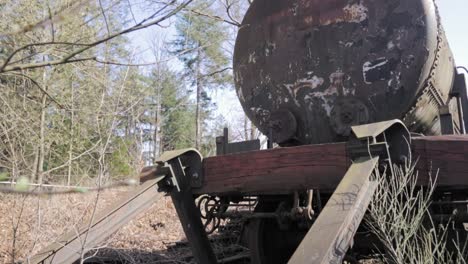 tren tanque oxidado abandonado en el bosque