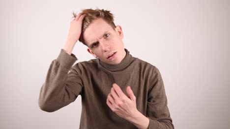 uomo che utilizza la fotocamera come uno specchio che fa i capelli