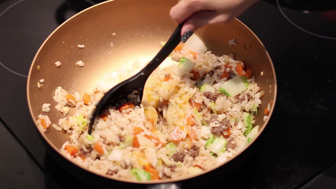 판 에 긴  에 달 을 는 것