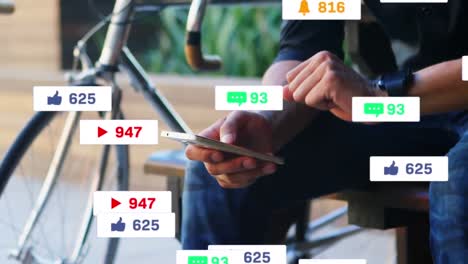 Animation-Von-Social-Media-Benachrichtigungen-über-Einen-Mann,-Der-Mit-Smartphone-Und-Uhr-Auf-Der-Straße-Sitzt