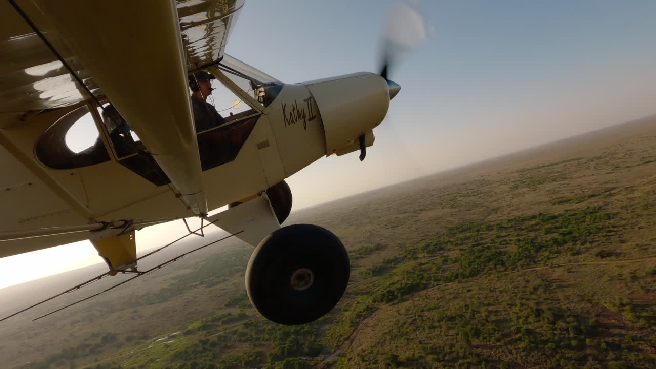 Aereo leggero in veduta aerea su strada sterrata e pozza d'acqua