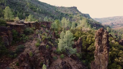 Hermoso-Paisaje-Natural-Con-Acantilados-Escarpados-Y-Montañas-Forestales-En-Los-Parques-Nacionales-De-California,-Ee.uu.