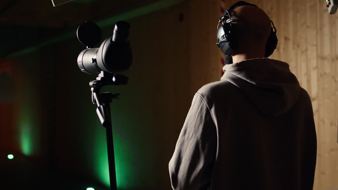 사격장 고객이 시를 는지 확인하기 위해  장치에 보고 있습니다.