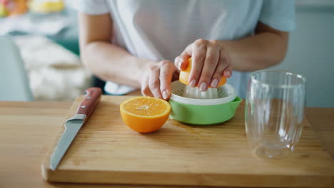 woman squeezing fresh oranges